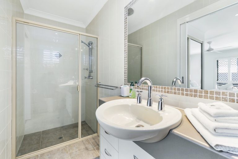 17_Downstairs_Ensuite_24_Yallanga_Place_Lo_Res