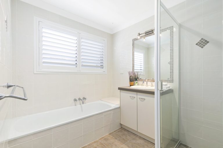 18_Downstairs_Bathroom_24_Yallanga_Place_Lo_Res